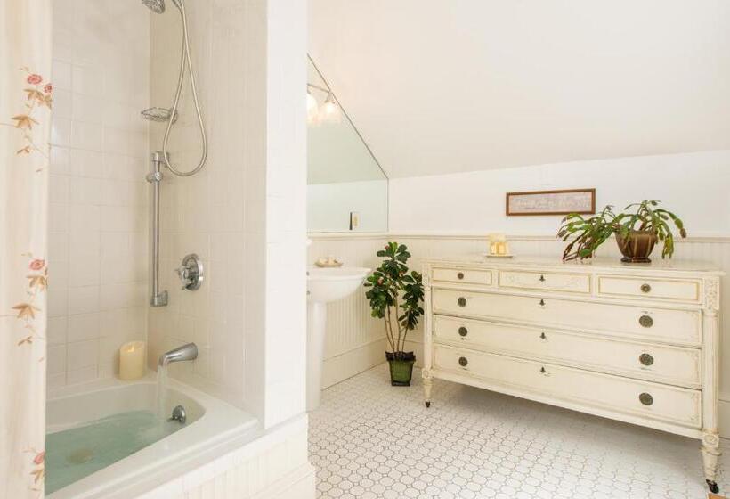 자쿠지 스위트, Captain Farris House