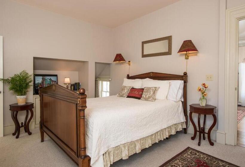 자쿠지 스위트, Captain Farris House