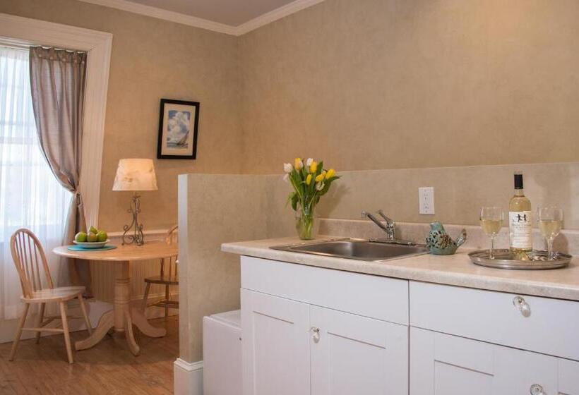 수피리어 스위트, Captain Farris House