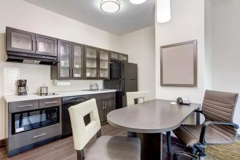 キングサイズベッドのスイートルーム, Candlewood Suites   East Syracuse   Carrier Circle, An Ihg