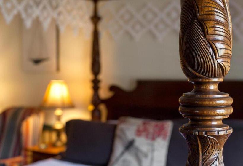 キングサイズベッドのスーペリアルーム, Captain's House Inn