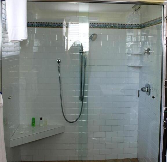 クイーンサイズベッドのスタンダードルーム, Captain's House Inn