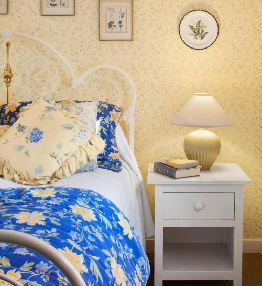 クイーンサイズベッドのスタンダードルーム, Captain's House Inn