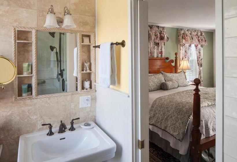 キングサイズベッドのデラックスルーム, Captain's House Inn