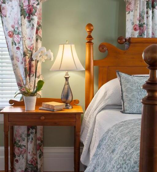 キングサイズベッドのデラックスルーム, Captain's House Inn