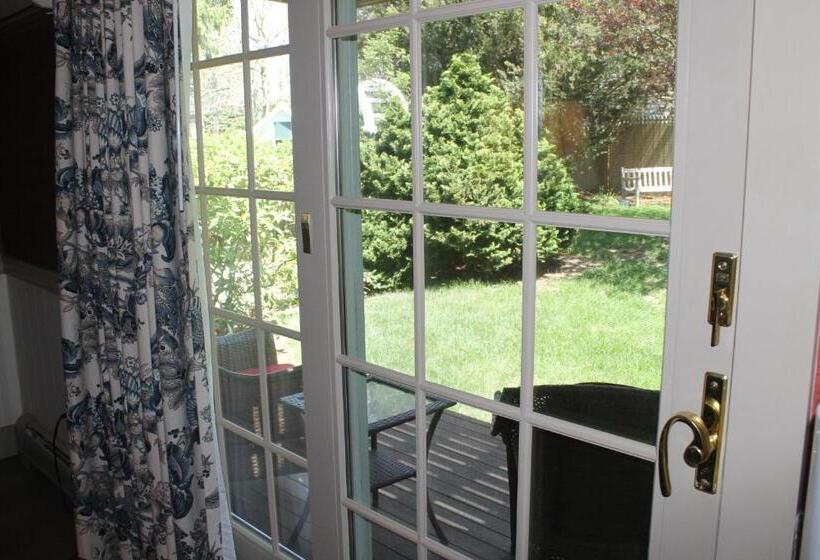 クイーンベッドのデラックスルーム, Captain's House Inn