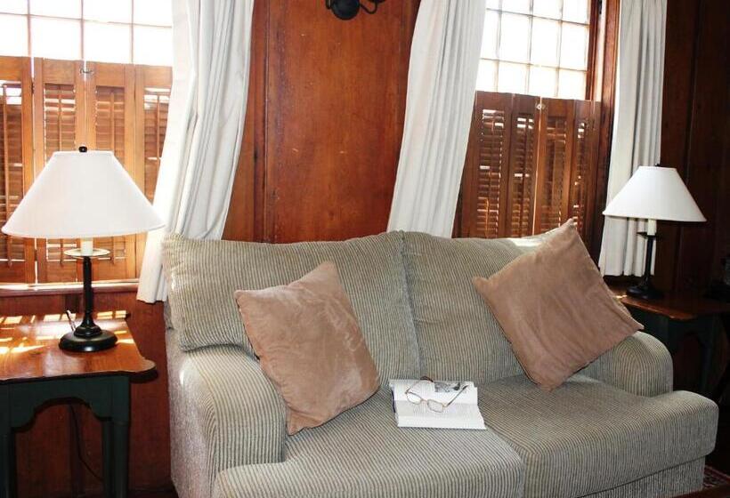 デラックスキャビン, Captain's House Inn