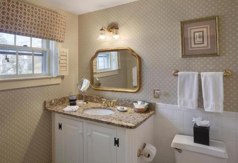 クイーンベッドのデラックスルーム, Captain's House Inn