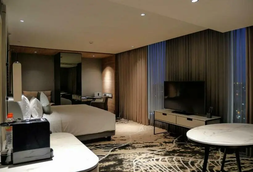 キングサイズベッドのデラックススイート, Movenpick Surabaya City