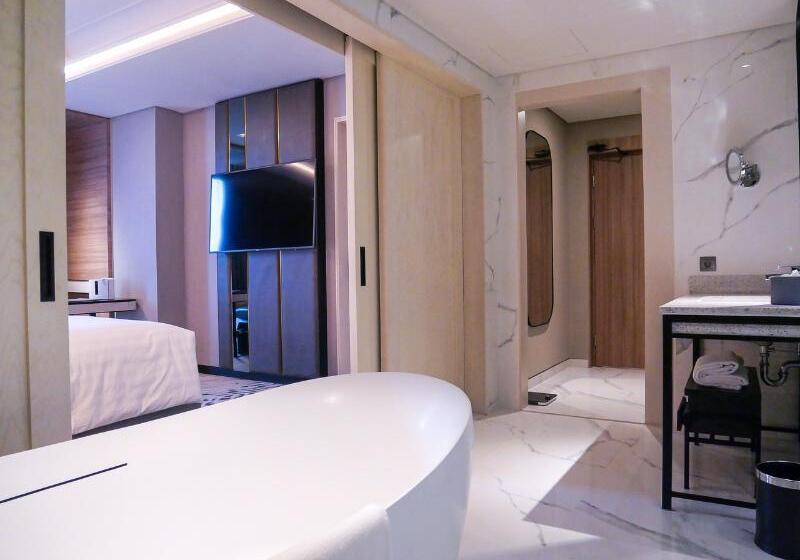 带双人大床的行政管理套房, Movenpick Surabaya City