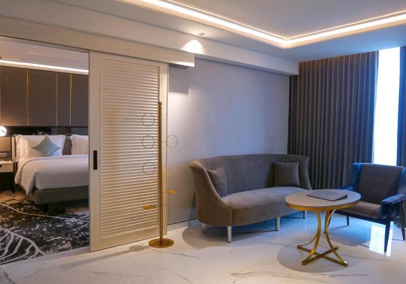 带双人大床的行政管理套房, Movenpick Surabaya City