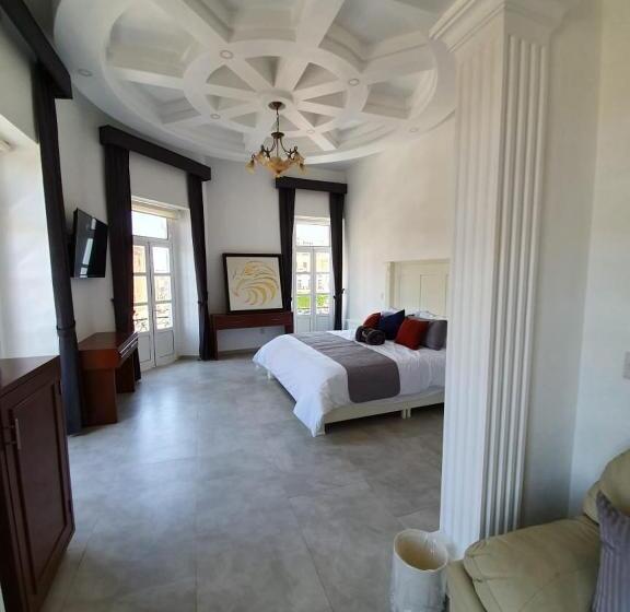 جناح مزوَّد بشرفة, Estancia Real