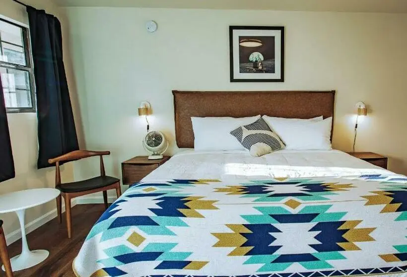 キングサイズベッドのスタンダードルーム, Stonewall Motor Lodge