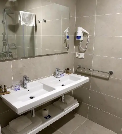 Standard Kolmen Hengen Huone, Vía Xix