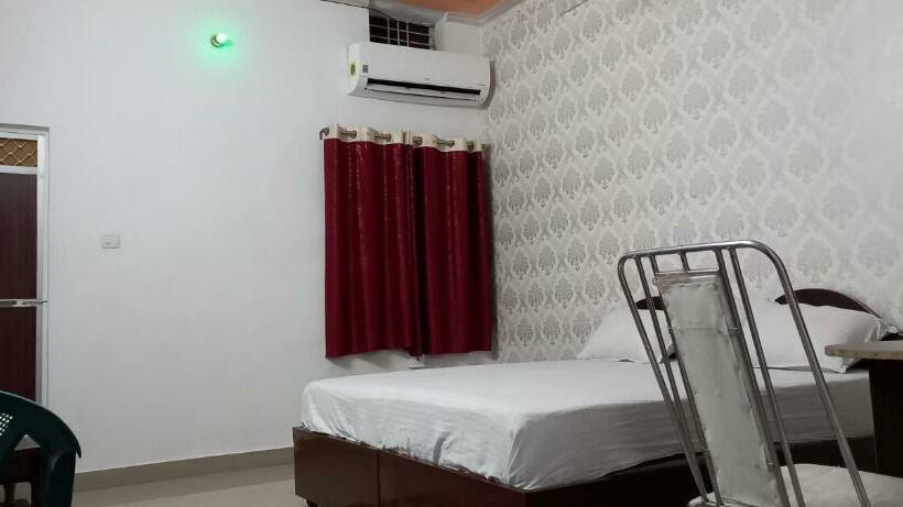 غرفة قياسية, Vindhyvasini Guest House