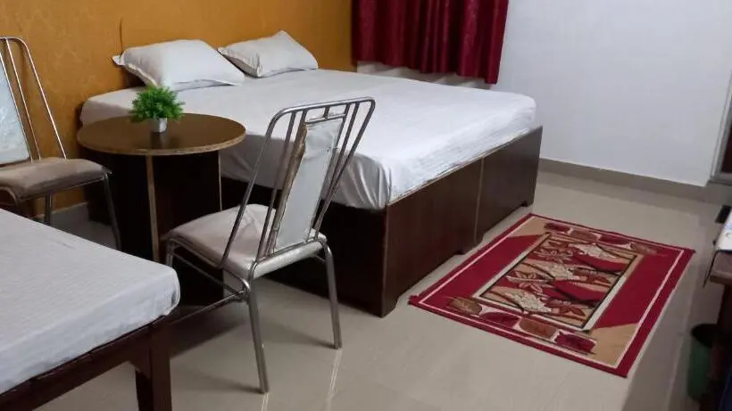 コンフォートトリプルルーム, Vindhyvasini Guest House