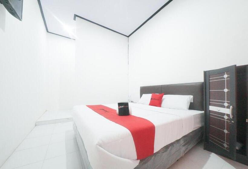 Номер Deluxe, Reddoorz Syariah Near Mall Roxy Banyuwangi 2