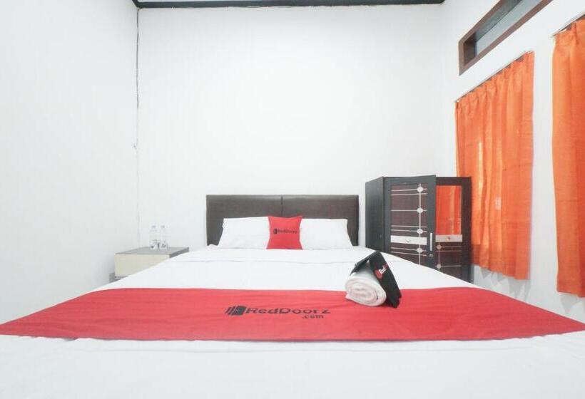 Номер Deluxe, Reddoorz Syariah Near Mall Roxy Banyuwangi 2