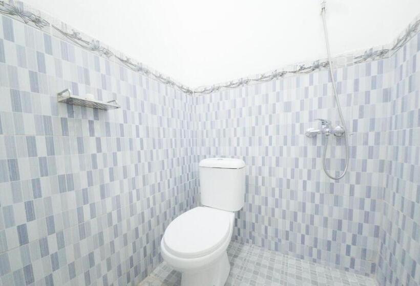 Номер Deluxe, Reddoorz Syariah Near Mall Roxy Banyuwangi 2