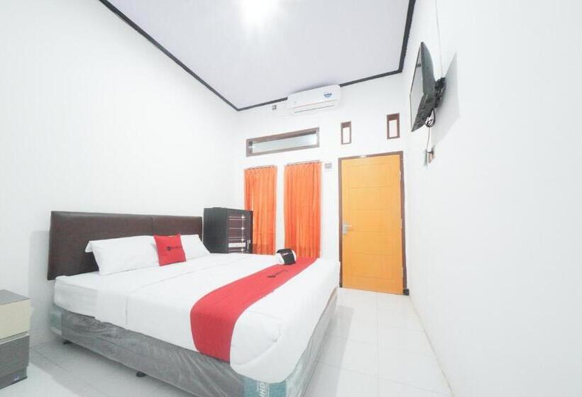 Номер Deluxe, Reddoorz Syariah Near Mall Roxy Banyuwangi 2