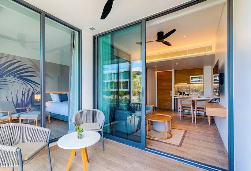 Люкс Вид на Бассейн, Stay Wellbeing & Lifestyle Resort