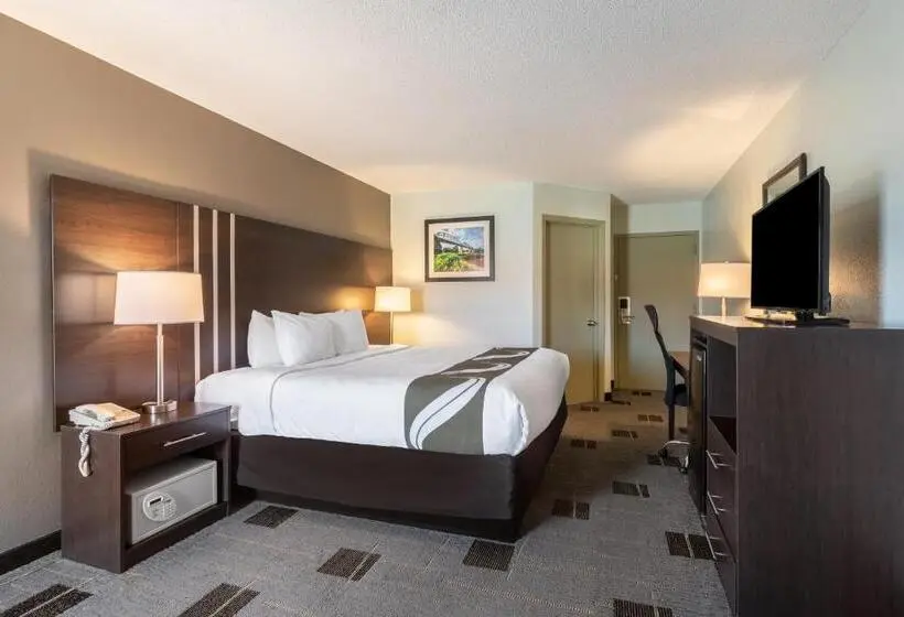 クイーンサイズベッドのスタンダードルーム, Quality Inn Cleveland North