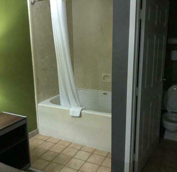 带大床的豪华间, Super 8 By Wyndham Slidell