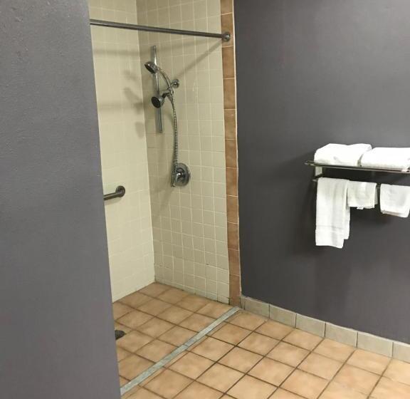 适合残疾人士使用的带超级大床的标准间, Super 8 By Wyndham Slidell