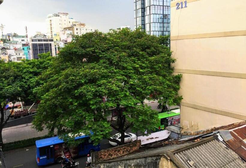 اتاق لوکس سه تخته, Na Nue