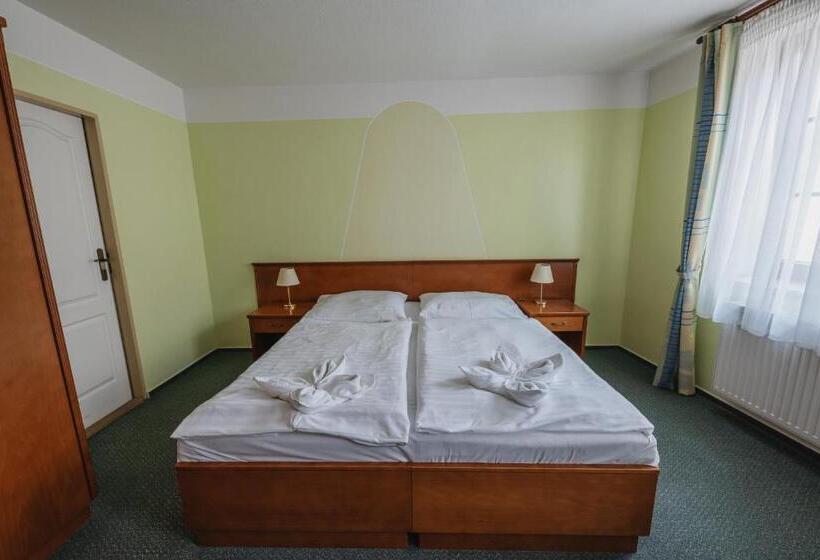 带2个卧室的套房, Taverna