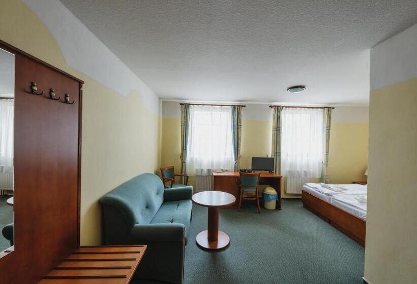 带2个卧室的套房, Taverna