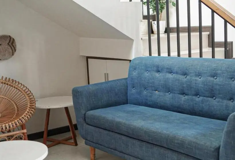 اتاق لوکس با بالکن, Daisy House