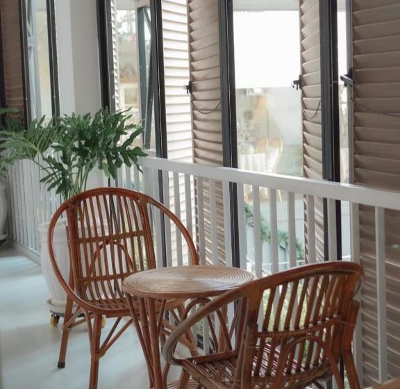 اتاق لوکس با بالکن, Daisy House