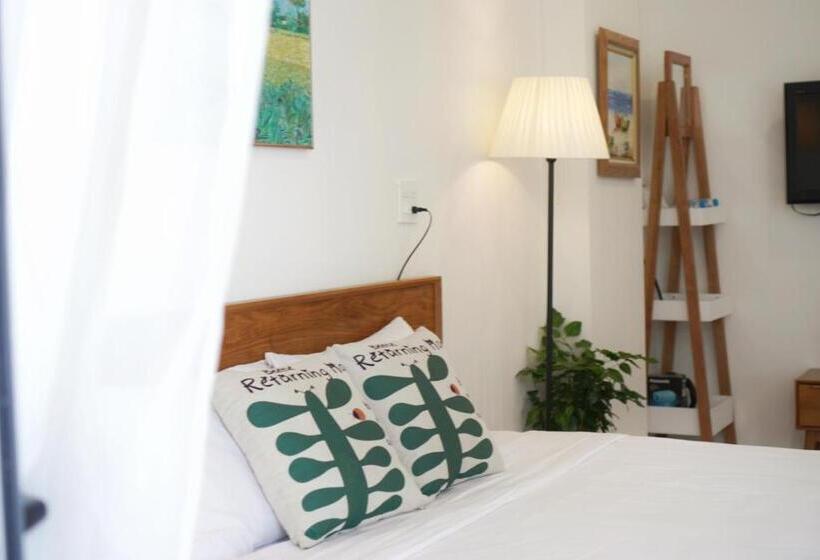 اتاق لوکس با بالکن, Daisy House