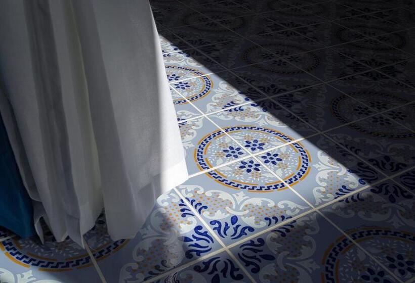 수피리어 룸, Odysseus