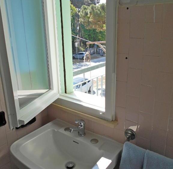 חדר קלאסי לשלושה, Maddalena