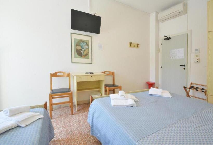 חדר קלאסי לשלושה, Maddalena