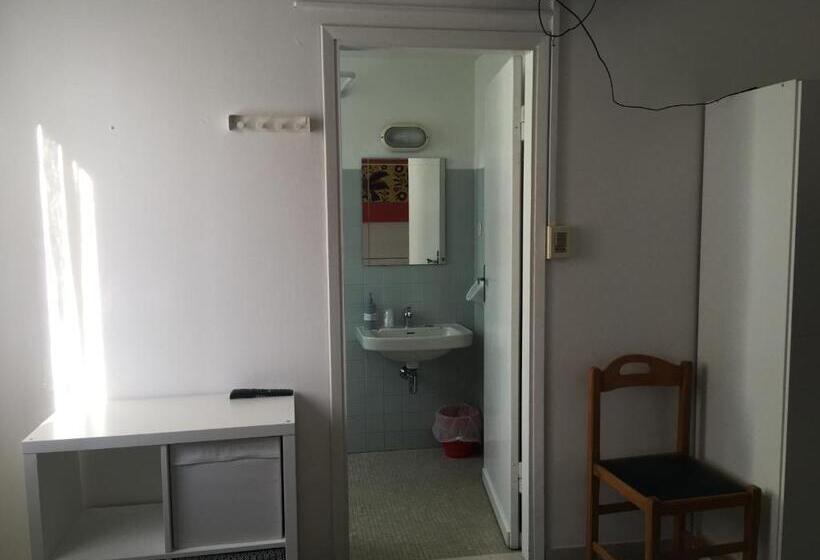 חדר משפחתי, Maddalena