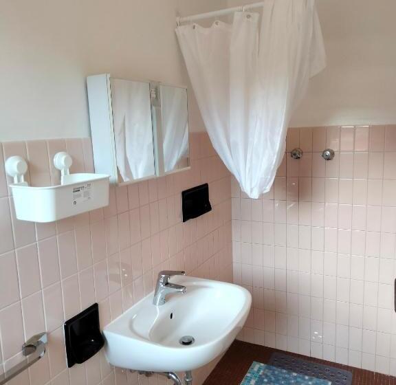 חדר בסיסי לשלושה, Maddalena