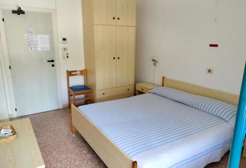 חדר בסיסי לשלושה, Maddalena