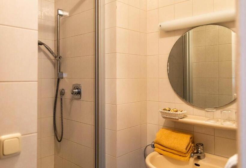 اتاق استاندارد سه نفره, Fischerstüberl Attel