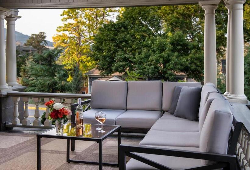 جناح, Inn At The Gorge