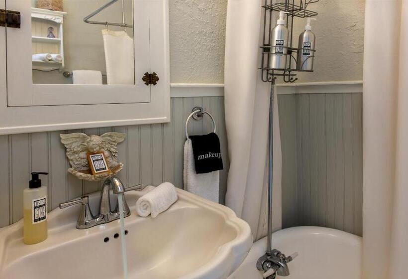 جناح, Inn At The Gorge