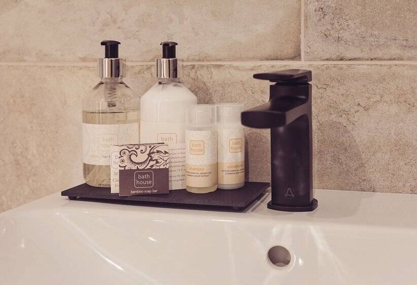 חדר דלוקס, The New Inn