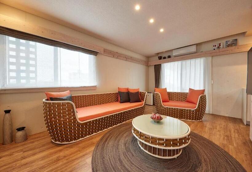 اتاق استاندارد سه نفره, Yomitan Condhotel Nd