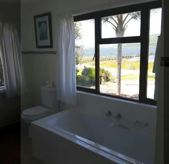 اتاق استاندارد با چشم‌انداز دریاچه, Point Lodge Knysna