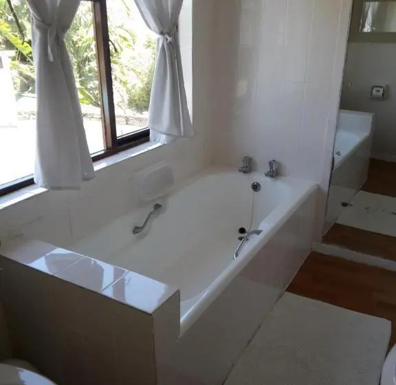 اتاق لوکس با چشم‌انداز دریا, Point Lodge Knysna