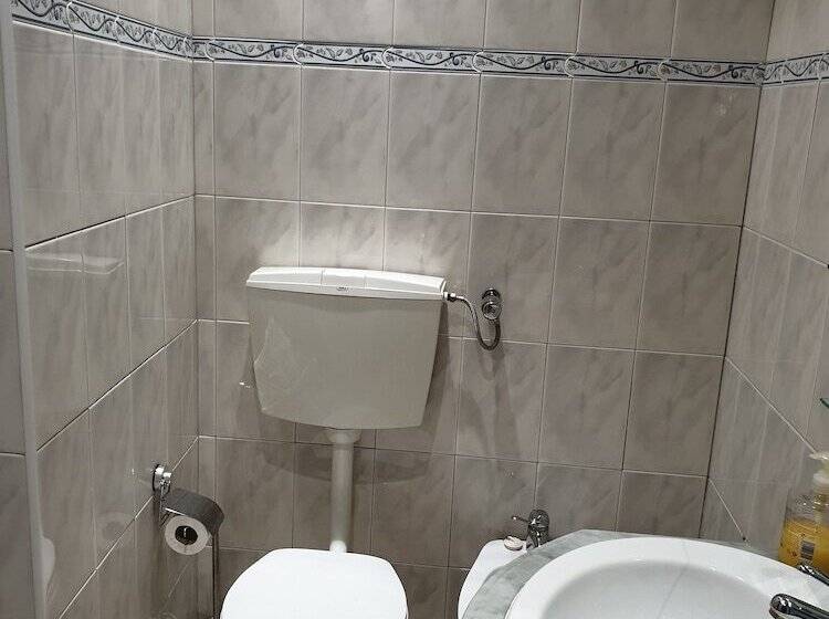 اتاق استاندارد با سرویس بهداشتی مشترک, Zuni Guest House