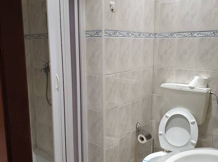 اتاق استاندارد با سرویس بهداشتی مشترک, Zuni Guest House