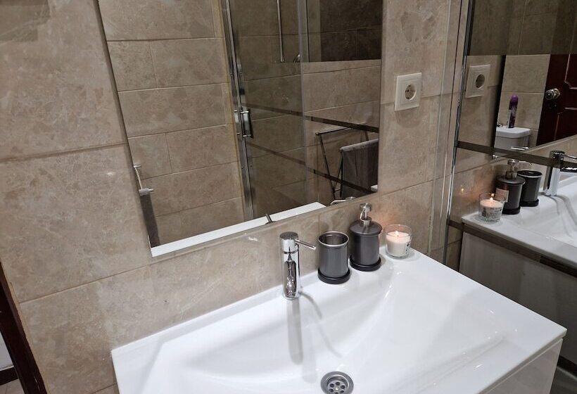 اتاق استاندارد با سرویس بهداشتی مشترک, Zuni Guest House